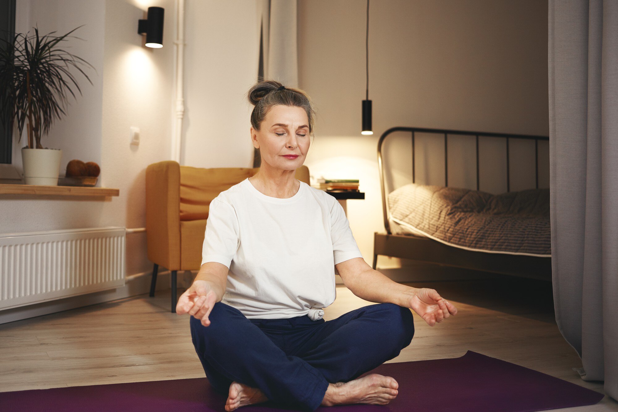 Persona meditando en espacio armonioso